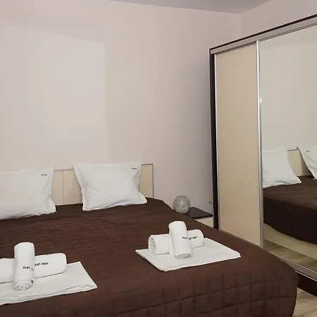 Apartman Cozy 2bd Flat With Balcony And Workspace