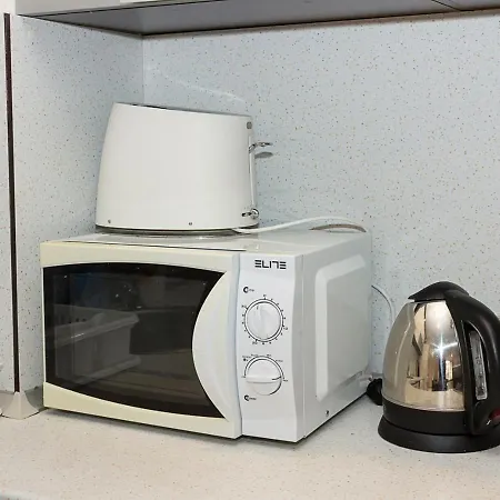 Cozy 2bd Flat With Balcony And Workspace Apartman