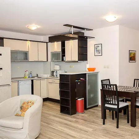 Cozy 2bd Flat With Balcony And Workspace * Aranyhomok