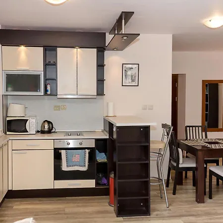 Cozy 2bd Flat With Balcony And Workspace Aranyhomok