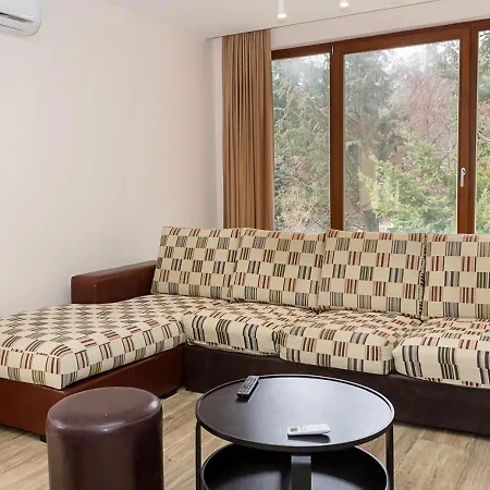 Apartman Cozy 2bd Flat With Balcony And Workspace Aranyhomok