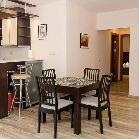 Cozy 2bd Flat With Balcony And Workspace Apartman
