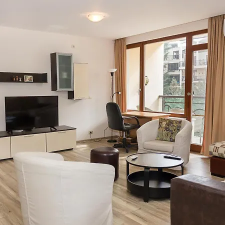 Cozy 2bd Flat With Balcony And Workspace *