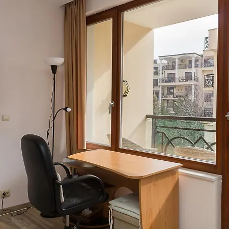 Cozy 2bd Flat With Balcony And Workspace Golden Sands